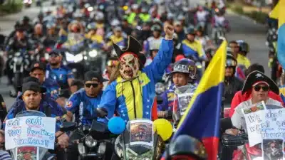 Motociclistas fantasiados de pirata protestam em Caracas contra EUA