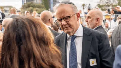 Primeiro-Ministro enfrenta vaias em homenagem em Bondi após ataque antissemita