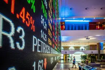 Ibovespa quebra recorde histórico, bancos e varejo impulsionam alta de 1,67%
