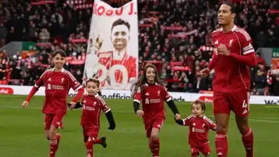 Liverpool presta homenagem emocionante a Diogo Jota em jogo da Premier League