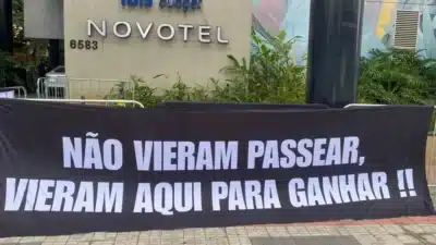 Corinthians protesta em BH por resultados ruins à véspera da Copa do Brasil