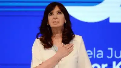 Cristina Fernández de Kirchner passa por cirurgia de apendicite no Argentina
