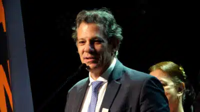 Ministro da Fazenda critica avaliação do déficit público e defende análise de dados