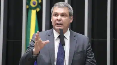 Deputada Zambelli renuncia e Farias alerta para crise constitucional na Câmara