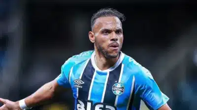 Braithwaite Ameaça Rescisão: Grêmio deve R$ 7 Milhões ao atacante Jonas Braithwaite