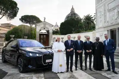 Vaticano recebe SUV elétrico BMW iX xDrive60 de luxo para o Papa Leão XIV