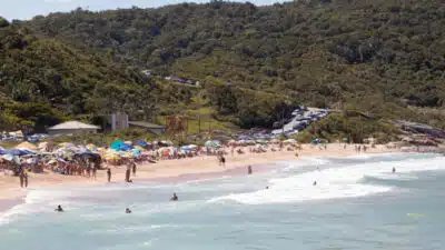 Praia do Pinho: Naturismo é Proibido em Balneário Camboriú em 2025