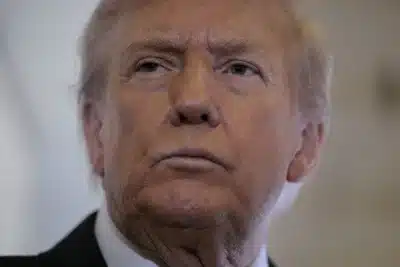 Trump acompanha de perto análise da fusão Netflix-Warner Bros. por US$ 72 bilhões