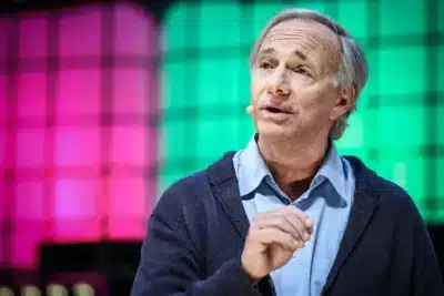 Ray Dalio destaca ascensão do Oriente Médio como novo “Vale do Silício” da IA