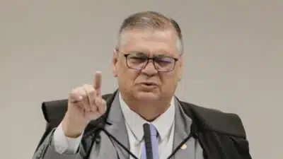 Ministro Flávio Dino Ordena Investigação de Irregularidades em Emendas Pix