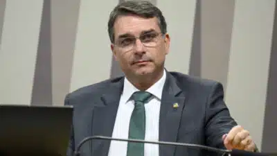 Flávio Bolsonaro Busca Apoio de Trumpista para 2026: Aliança Urge para 2026