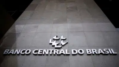 Banco Central eleva projeções de juros e revisa inflação para 2026 e 2025