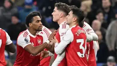 Arsenal conquista liderança na Premier League com vitória e gol de pênalti!