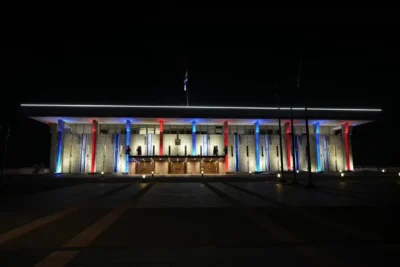 Knesset ilumina bandeira australiana em gesto de solidariedade à Austrália