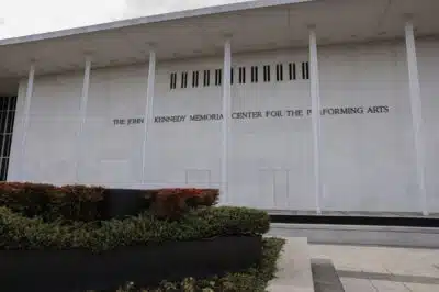 Artistas Cancelam Apresentações no Kennedy Center Após Controvérsia Política
