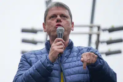 Flávio Bolsonaro: Ceticismo e Estratégia em Busca de Lugar na Política Brasileira