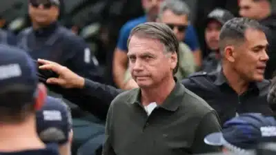 Bolsonaro passa por cirurgia de hérnia e enfrenta complicações após operação