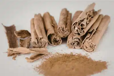 Ritual de Canela: Sopro Ancestral e Poder da Especiaria