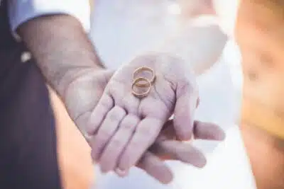 Mulheres Escolhem Sobrenomes Próprios em Casamentos, Revela Pesquisa