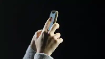 Brasil lidera ranking mundial em tempo de uso de telas: estudo da OCDE