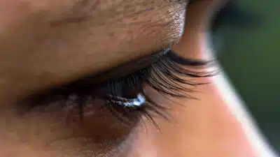 Homens raspam cílios no TikTok e causam preocupação em especialistas