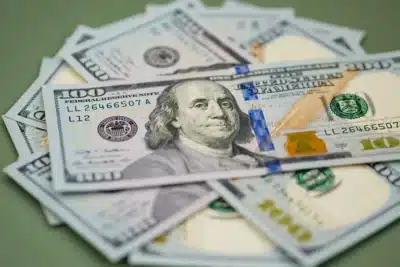 Dólar à vista sobe 0,12&percnt; com leilão do BC e decisão do BoJ