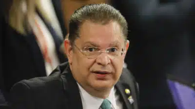 Carla Zambelli e Estratégia Polêmica: Renúncia e Busca por Liberdade no Exterior