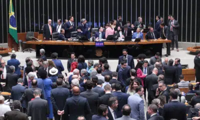 Câmara analisa substitutivo que pode reduzir pena de Bolsonaro em 8 de janeiro