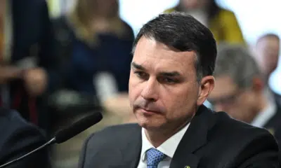 Flávio Bolsonaro Adota Postura “Suave” em Encontro com Empresários Paulistas