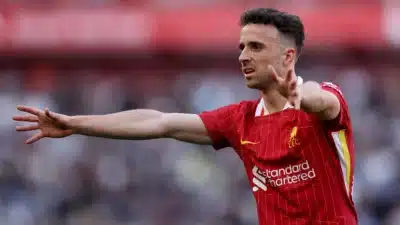 Diogo Jota e família marcam presença em Anfield para jogo decisivo