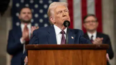 Trump justifica ataques a embarcações na Venezuela e busca ações terrestres