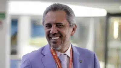 Elmano dispara 55,9&percnt; de aprovação e enfrenta Roberto Cláudio em nova pesquisa