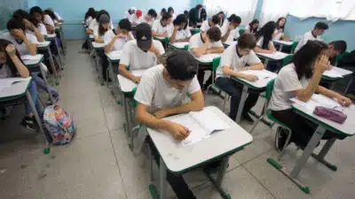 Adolescentes: Impacto do Sono na Educação e Riscos da Dessincronização Biológica