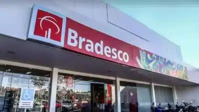 Bradesco: Digitalização Acelera, Críticas e Exclusão Financeira em Debate