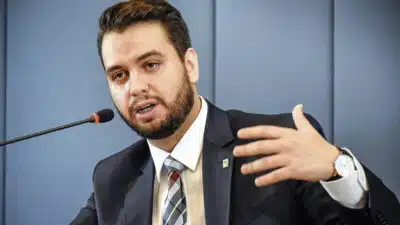 Moraes Decide: Ex-Assessor Tem Medidas Cautelares Convertidas em Prisão