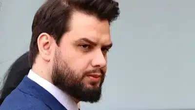 Polícia Federal cumpre mandado domiciliar contra Filipe Martins; STF analisa pedido do Poder360