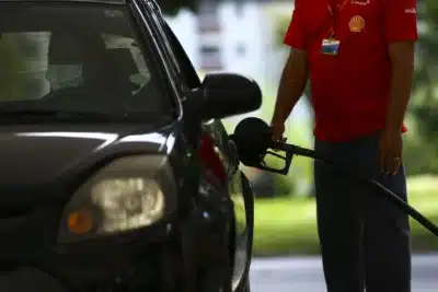Preços de gasolina e etanol sobem em dezembro: alta regional e impacto do consumo