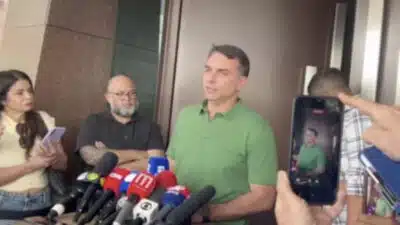 Flávio Bolsonaro lança apoio a Tarcísio em evento político e mira 2026