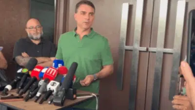 Flávio Bolsonaro busca alianças e avalia saída nas eleições de 2026