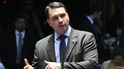 Flávio Bolsonaro Pode “Implodir” Eleições, Prevê Especialista em Análise Política