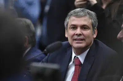 PT denuncia chantagem de Flávio Bolsonaro e critica possível anistia a golpistas