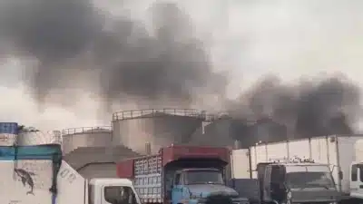 Arábia Saudita e Emirados Árabes Unidos se enfrentam em crise no Iêmen: ataques e acusações mútuas