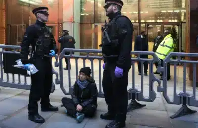Greta Thunberg Liberada Após Protesto em Londres por Palestina