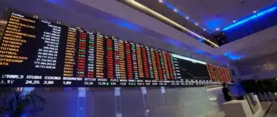 Ibovespa sobe com influência de Flávio Bolsonaro e leilões do BC