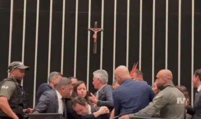 Deputado Glauber Braga é Retirado à Força da Câmara dos Deputados em Brasília