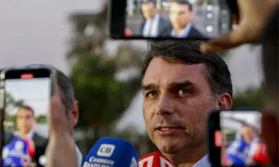 Flávio Anuncia Pré-Campanha à Presidência em Evento Religioso e Bolsonaro Reage