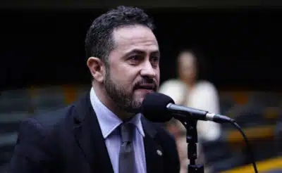 Kiko Celeguim acusa Flavio Bolsonaro de chantagear Congresso por anistia a Bolsonaro