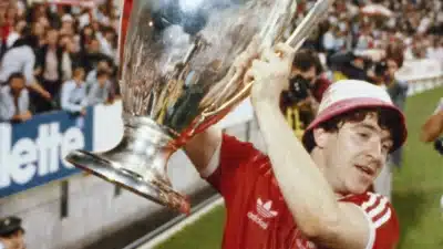 John Robertson, lenda do Nottingham Forest, morre aos 72 anos após carreira brilhante