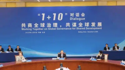 Li Qiang Propõe Diálogo “1+10” com Organizações Internacionais em China