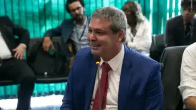 Lindbergh Farias defende Havaianas após comentário de Fernanda Torres e campanha da marca